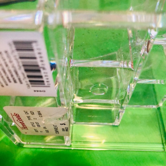 New makeup holds - Picture 2 of 6